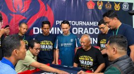 Ket Foto: Puluhan peserta serius mengadu strategi dalam Turnamen Domino Piala Panglima TNI yang digelar ORADO Pamekasan bersama Kodim 0826/Pamekasan di Aula Makodim, Minggu (27/9/2026).