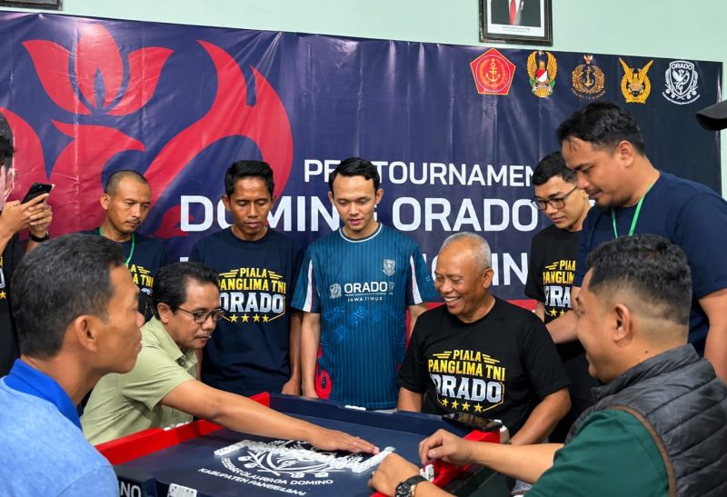 Ket Foto: Puluhan peserta serius mengadu strategi dalam Turnamen Domino Piala Panglima TNI yang digelar ORADO Pamekasan bersama Kodim 0826/Pamekasan di Aula Makodim, Minggu (27/9/2026).