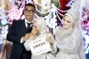 Ket Foto: Penerima hadiah paket umrah menangis haru saat nomor undiannya dibacakan langsung oleh H. Bambang Budianto. Momen penuh haru tersebut diapit kedua mempelai, H. Bambang Budianto dan Hj. Dian Mariana, dalam resepsi pernikahan di Banyuwangi.