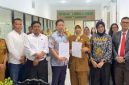 Plt. Direktur RSUD dr. H. Moh. Anwar Sumenep, dr. Erliyati, M.Kes., bersama para pihak terkait saat prosesi penandatanganan Kerja Sama Operasional (KSO) dan serah terima unit CT Scan 64 Slice di Sumenep, Senin (28/09/2026).
