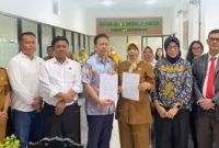 Plt. Direktur RSUD dr. H. Moh. Anwar Sumenep, dr. Erliyati, M.Kes., bersama para pihak terkait saat prosesi penandatanganan Kerja Sama Operasional (KSO) dan serah terima unit CT Scan 64 Slice di Sumenep, Senin (28/09/2026).
