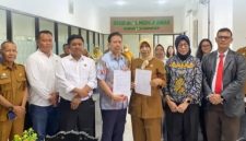 Plt. Direktur RSUD dr. H. Moh. Anwar Sumenep, dr. Erliyati, M.Kes., bersama para pihak terkait saat prosesi penandatanganan Kerja Sama Operasional (KSO) dan serah terima unit CT Scan 64 Slice di Sumenep, Senin (28/09/2026).
