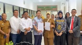 Plt. Direktur RSUD dr. H. Moh. Anwar Sumenep, dr. Erliyati, M.Kes., bersama para pihak terkait saat prosesi penandatanganan Kerja Sama Operasional (KSO) dan serah terima unit CT Scan 64 Slice di Sumenep, Senin (28/09/2026).