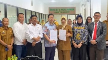 Plt. Direktur RSUD dr. H. Moh. Anwar Sumenep, dr. Erliyati, M.Kes., bersama para pihak terkait saat prosesi penandatanganan Kerja Sama Operasional (KSO) dan serah terima unit CT Scan 64 Slice di Sumenep, Senin (28/09/2026).