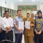 Plt. Direktur RSUD dr. H. Moh. Anwar Sumenep, dr. Erliyati, M.Kes., bersama para pihak terkait saat prosesi penandatanganan Kerja Sama Operasional (KSO) dan serah terima unit CT Scan 64 Slice di Sumenep, Senin (28/09/2026).