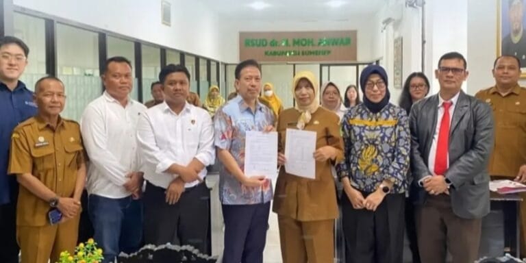 Plt. Direktur RSUD dr. H. Moh. Anwar Sumenep, dr. Erliyati, M.Kes., bersama para pihak terkait saat prosesi penandatanganan Kerja Sama Operasional (KSO) dan serah terima unit CT Scan 64 Slice di Sumenep, Senin (28/09/2026).