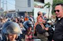 Ket Foto: Kepedulian dan semangat berbagi Bang Ali bersama BASHRA BIP saat menghadirkan BBM gratis bagi para pejuang nafkah di empat kabupaten se-Madura Raya, Rabu (30/9/2026). Aksi tersebut menjadi wujud nyata kepedulian terhadap masyarakat di tengah sulitnya mendapatkan BBM.