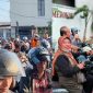 Ket Foto: Kepedulian dan semangat berbagi Bang Ali bersama BASHRA BIP saat menghadirkan BBM gratis bagi para pejuang nafkah di empat kabupaten se-Madura Raya, Rabu (30/9/2026). Aksi tersebut menjadi wujud nyata kepedulian terhadap masyarakat di tengah sulitnya mendapatkan BBM.