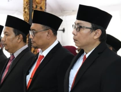 Foto: Ainul Yakin, (kanan) , Camat Masalembu Sumenep. 