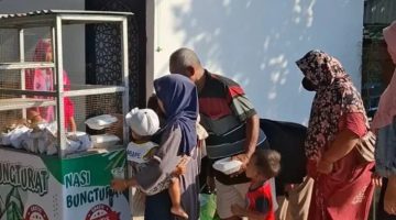 Jumat Berkah di Sumenep, KBS Bagikan 130 Nasi Bungkus