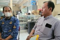 Oknum ASN Kota Kediri, FH saat ditemui Doni, Pendamping Korban dugaan tertipu ratusan juta rupiah untuk CPNS. (Foto : Bimo Detikzone)