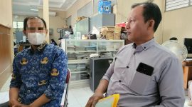 Oknum ASN Kota Kediri, FH saat ditemui Doni, Pendamping Korban dugaan tertipu ratusan juta rupiah untuk CPNS. (Foto : Bimo Detikzone)