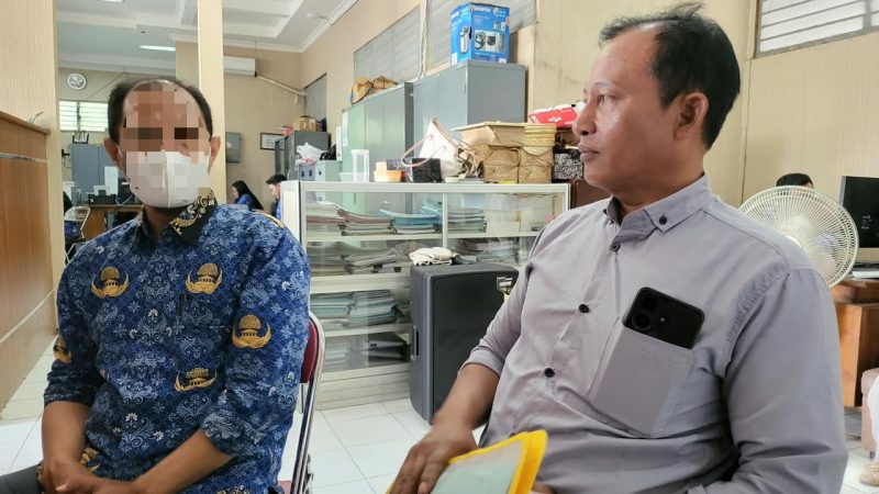 Oknum ASN Kota Kediri, FH saat ditemui Doni, Pendamping Korban dugaan tertipu ratusan juta rupiah untuk CPNS. (Foto : Bimo Detikzone)