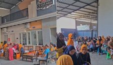 Ket Foto: Ratusan karyawan CV Ayunda Permata Sejahtera Pamekasan menerima BLT DBHCHT sebesar Rp600.000 per orang, diharapkan membantu meringankan kebutuhan ekonomi keluarga.