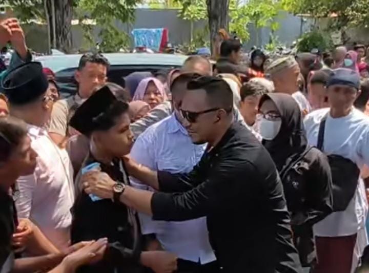 SOSOK ABUL YATAMA: Founder BASHRA BIP H. Ali Zainal Abidin (Bang Ali) menyapa hangat dan membagikan santunan