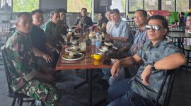 Ket Foto: Panitia Pameran dan Uji Tembak Batu Akik Sumenep Event Bupati Cup 2026 saat menggelar rapat koordinasi pemantapan di Arinna Cafe dan Resto, Kamis (8/10/2026), untuk memastikan kesiapan pelaksanaan kegiatan.