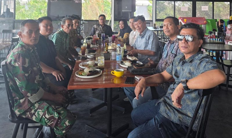 Ket Foto: Panitia Pameran dan Uji Tembak Batu Akik Sumenep Event Bupati Cup 2026 saat menggelar rapat koordinasi pemantapan di Arinna Cafe dan Resto, Kamis (8/10/2026), untuk memastikan kesiapan pelaksanaan kegiatan.