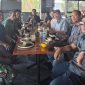 Ket Foto: Panitia Pameran dan Uji Tembak Batu Akik Sumenep Event Bupati Cup 2026 saat menggelar rapat koordinasi pemantapan di Arinna Cafe dan Resto, Kamis (8/10/2026), untuk memastikan kesiapan pelaksanaan kegiatan.