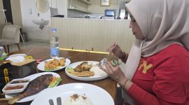 Ket Foto: Salah satu pengunjung menikmati suasana dan hidangan di Arinna Cafe & Resto, Jalan Dr. Cipto, Desa Kolor, Sumenep, Kamis (8/10/2026).