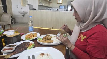 Ket Foto: Salah satu pengunjung menikmati suasana dan hidangan di Arinna Cafe & Resto, Jalan Dr. Cipto, Desa Kolor, Sumenep, Kamis (8/10/2026).