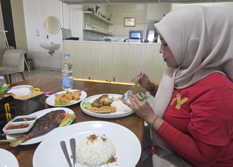 Ket Foto: Salah satu pengunjung menikmati suasana dan hidangan di Arinna Cafe & Resto, Jalan Dr. Cipto, Desa Kolor, Sumenep, Kamis (8/10/2026).