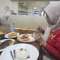 Ket Foto: Salah satu pengunjung menikmati suasana dan hidangan di Arinna Cafe & Resto, Jalan Dr. Cipto, Desa Kolor, Sumenep, Kamis (8/10/2026).