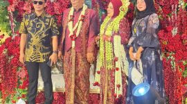 Ket foto: H. Bambang Budianto dan Hj. Dian Mariana berfoto bersama tamu undangan dari Kabupaten Sumenep dalam acara unduh mantu di Desa Sopaah, Kecamatan Pademawu, Pamekasan, Sabtu (10/10/2026).