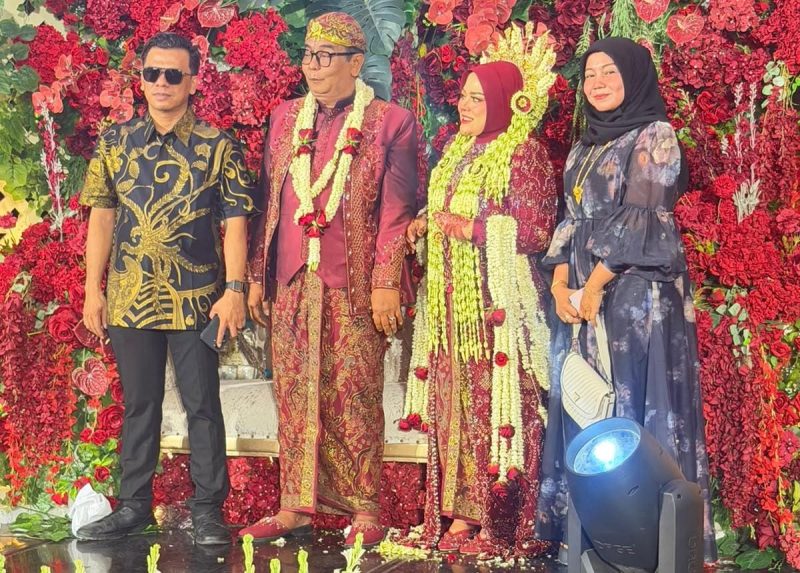 Ket foto: H. Bambang Budianto dan Hj. Dian Mariana berfoto bersama tamu undangan dari Kabupaten Sumenep dalam acara unduh mantu di Desa Sopaah, Kecamatan Pademawu, Pamekasan, Sabtu (10/10/2026).