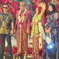 Ket foto: H. Bambang Budianto dan Hj. Dian Mariana berfoto bersama tamu undangan dari Kabupaten Sumenep dalam acara unduh mantu di Desa Sopaah, Kecamatan Pademawu, Pamekasan, Sabtu (10/10/2026).