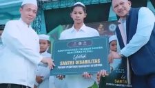 Ket foto: Bang Ali saat menyerahkan santunan kepada santri penyandang disabilitas dalam kegiatan Silaturahmi dan Kolaborasi Kepedulian di Pondok Pesantren Nahdlatut Ta’limiyah, Pamekasan, Minggu (11/10/2026).