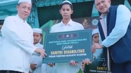 Ket foto: Bang Ali saat menyerahkan santunan kepada santri penyandang disabilitas dalam kegiatan Silaturahmi dan Kolaborasi Kepedulian di Pondok Pesantren Nahdlatut Ta’limiyah, Pamekasan, Minggu (11/10/2026).