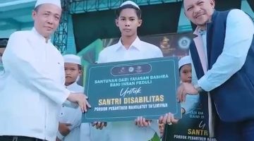 Ket foto: Bang Ali saat menyerahkan santunan kepada santri penyandang disabilitas dalam kegiatan Silaturahmi dan Kolaborasi Kepedulian di Pondok Pesantren Nahdlatut Ta’limiyah, Pamekasan, Minggu (11/10/2026).