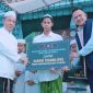 Ket foto: Bang Ali saat menyerahkan santunan kepada santri penyandang disabilitas dalam kegiatan Silaturahmi dan Kolaborasi Kepedulian di Pondok Pesantren Nahdlatut Ta’limiyah, Pamekasan, Minggu (11/10/2026).