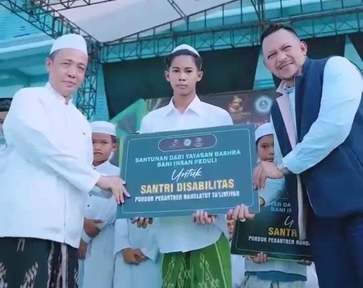 Ket foto: Bang Ali saat menyerahkan santunan kepada santri penyandang disabilitas dalam kegiatan Silaturahmi dan Kolaborasi Kepedulian di Pondok Pesantren Nahdlatut Ta’limiyah, Pamekasan, Minggu (11/10/2026).