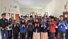 Ket foto:Foto bersama peserta LKMM-TD 2026 Himpunan Mahasiswa Informatika Universitas Wiraraja bersama jajaran pimpinan, perangkat desa, dan perwakilan organisasi mahasiswa di Balai Desa Saroka, Saronggi, Sabtu (10/10/2026).