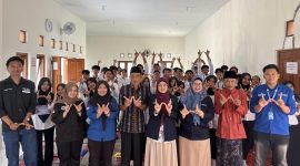 Ket foto:Foto bersama peserta LKMM-TD 2026 Himpunan Mahasiswa Informatika Universitas Wiraraja bersama jajaran pimpinan, perangkat desa, dan perwakilan organisasi mahasiswa di Balai Desa Saroka, Saronggi, Sabtu (10/10/2026).
