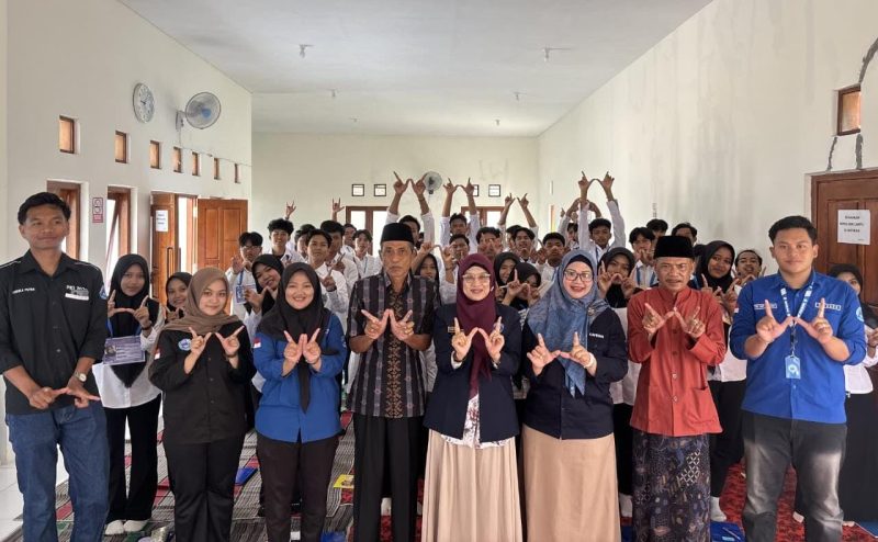 Ket foto:Foto bersama peserta LKMM-TD 2026 Himpunan Mahasiswa Informatika Universitas Wiraraja bersama jajaran pimpinan, perangkat desa, dan perwakilan organisasi mahasiswa di Balai Desa Saroka, Saronggi, Sabtu (10/10/2026).