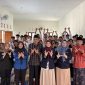 Ket foto:Foto bersama peserta LKMM-TD 2026 Himpunan Mahasiswa Informatika Universitas Wiraraja bersama jajaran pimpinan, perangkat desa, dan perwakilan organisasi mahasiswa di Balai Desa Saroka, Saronggi, Sabtu (10/10/2026).