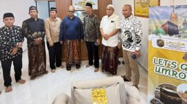Ket foto: Haji Her meresmikan kantor cabang PT Insan Madani Wisata (Imawa) di Jembrana, Bali, sekaligus memberikan kejutan hadiah umrah kepada dua orang.