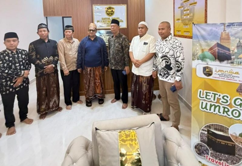 Ket foto: Haji Her meresmikan kantor cabang PT Insan Madani Wisata (Imawa) di Jembrana, Bali, sekaligus memberikan kejutan hadiah umrah kepada dua orang.