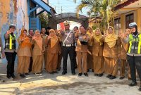 Ket Foto: Satlantas Polresta Sumenep menggelar Police Goes to School di SMPN 5 Sumenep, Senin (12/10/2026), dengan memberikan edukasi keselamatan berlalu lintas serta membagikan helm kepada siswa sebagai upaya menanamkan kesadaran tertib berlalu lintas sejak dini.