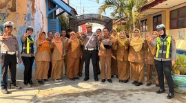 Ket Foto: Satlantas Polresta Sumenep menggelar Police Goes to School di SMPN 5 Sumenep, Senin (12/10/2026), dengan memberikan edukasi keselamatan berlalu lintas serta membagikan helm kepada siswa sebagai upaya menanamkan kesadaran tertib berlalu lintas sejak dini.