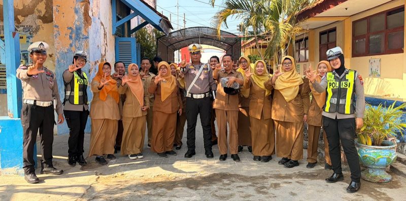 Ket Foto: Satlantas Polresta Sumenep menggelar Police Goes to School di SMPN 5 Sumenep, Senin (12/10/2026), dengan memberikan edukasi keselamatan berlalu lintas serta membagikan helm kepada siswa sebagai upaya menanamkan kesadaran tertib berlalu lintas sejak dini.