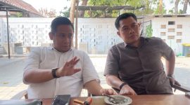 Dua penasihat hukum pemilik Soto Mantenan, Moh. Rofian (kanan) dan Dipa Kurniyantoro (kiri), memberikan keterangan pers dan klarifikasi terkait polemik somasi merek usaha serta perlindungan HAKI di Kota Kediri, Senin (12/10/2026). (Foto: Bimo Detikzone)