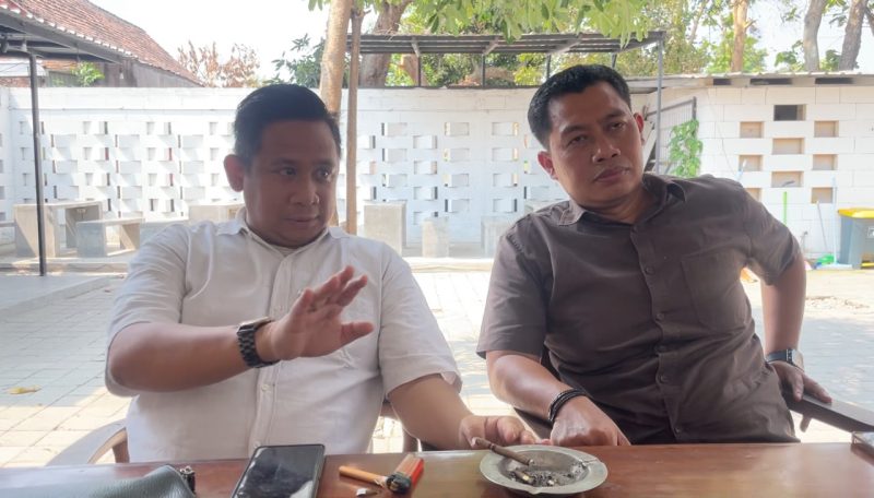 Dua penasihat hukum pemilik Soto Mantenan, Moh. Rofian (kanan) dan Dipa Kurniyantoro (kiri), memberikan keterangan pers dan klarifikasi terkait polemik somasi merek usaha serta perlindungan HAKI di Kota Kediri, Senin (12/10/2026). (Foto: Bimo Detikzone)
