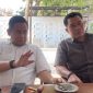 Dua penasihat hukum pemilik Soto Mantenan, Moh. Rofian (kanan) dan Dipa Kurniyantoro (kiri), memberikan keterangan pers dan klarifikasi terkait polemik somasi merek usaha serta perlindungan HAKI di Kota Kediri, Senin (12/10/2026). (Foto: Bimo Detikzone)