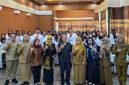 Jajaran pejabat Dinas Tenaga Kerja (Disnaker) Kabupaten Blitar berfoto bersama dengan 25 peserta pelatihan pembuatan roti (bakery) dalam pembukaan program peningkatan kompetensi dan wirausaha baru.