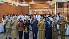 Jajaran pejabat Dinas Tenaga Kerja (Disnaker) Kabupaten Blitar berfoto bersama dengan 25 peserta pelatihan pembuatan roti (bakery) dalam pembukaan program peningkatan kompetensi dan wirausaha baru.
