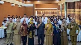 Jajaran pejabat Dinas Tenaga Kerja (Disnaker) Kabupaten Blitar berfoto bersama dengan 25 peserta pelatihan pembuatan roti (bakery) dalam pembukaan program peningkatan kompetensi dan wirausaha baru.