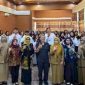 Jajaran pejabat Dinas Tenaga Kerja (Disnaker) Kabupaten Blitar berfoto bersama dengan 25 peserta pelatihan pembuatan roti (bakery) dalam pembukaan program peningkatan kompetensi dan wirausaha baru.